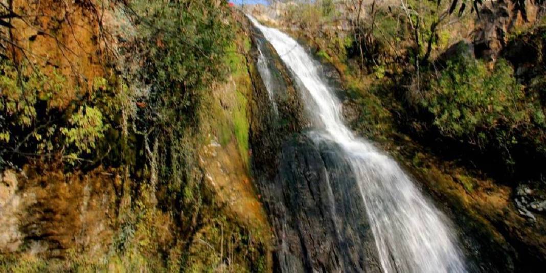 Hafta sonu kaçamağı için mükemmel rota: Yazın şelalede serinleyin, kışın Ağlayan Mağara’nın sırrını keşfedin! 5
